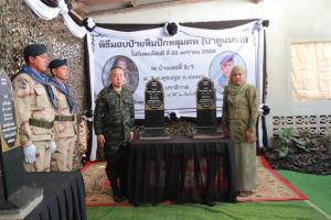 เสธ.ทบ.มอบใบประกาศเกียรติคุณ-ป้ายหินปักหลุมศพ 2 ทหารมุสลิมพลีชีพปกป้องชายแดนไทย-กัมพูชา