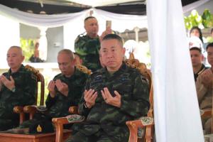 เสธ.ทบ.มอบใบประกาศเกียรติคุณ-ป้ายหินปักหลุมศพ 2 ทหารมุสลิมพลีชีพปกป้องชายแดนไทย-กัมพูชา