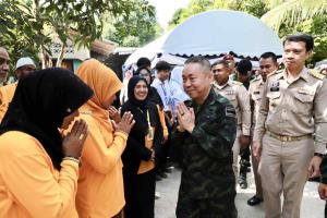เสธ.ทบ.มอบใบประกาศเกียรติคุณ-ป้ายหินปักหลุมศพ 2 ทหารมุสลิมพลีชีพปกป้องชายแดนไทย-กัมพูชา