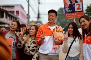 “เท้ง” ลุยตลาดง้าวเงิน ลำปาง ชาวบ้านแห่ขอจับมือ เรียกท่านนายกฯ