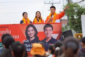 “เท้ง” ลุยตลาดง้าวเงิน ลำปาง ชาวบ้านแห่ขอจับมือ เรียกท่านนายกฯ