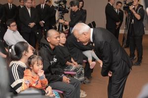“พิพัฒน์” สักขีพยาน “ทล.-อิตาเลียนไทย” มอบเงินเยียวยา 2 ครอบครัวผู้สูญเสียจากเครนถล่ม "พระราม 2"