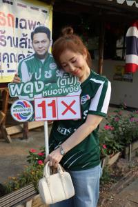 จำได้ไหมคนนี้! นางเอกดังยุค 90 ลงพื้นที่ช่วยสามีหาเสียง หวังโกยคะแนนเสียงกลางตลาด