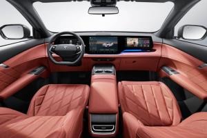 Changan CS75 Plus กระโดดไกลสุดบนลาดน้ำแข็ง ทำลายสถิติโลก 20.9 เมตร