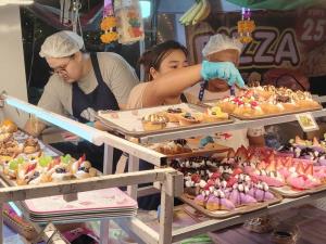 (ชมคลิป) Pastry Land “เบเกอรี่ตลาดนัด”อาชีพเสริมสู่อาชีพหลัก เคยขายสูงวันละ 50,000 บาท ปลดหนี้หลักล้านใน 2 ปี