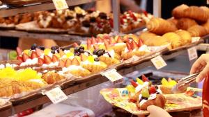 (ชมคลิป) Pastry Land “เบเกอรี่ตลาดนัด”อาชีพเสริมสู่อาชีพหลัก เคยขายสูงวันละ 50,000 บาท ปลดหนี้หลักล้านใน 2 ปี