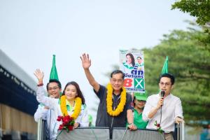 “บิ๊กแจ๊ส” เปิดเกมเดือดลุยคาราวาน ปทุมฯ ดัน “อัยรินทร์ เบอร์ 8” สู่ สภา ลั่น เลือกคนทำงานจริงไม่ใช่นักการเมืองพูดเก่ง เผย เตรียมขึ้นเวทีใหญ่พรุ่งนี้ โต้กลับพรรคดัง อย่ามาบิดเบือนประชาชน