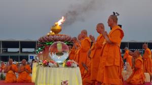 วัดพระธรรมกายจัดใหญ่ ใช้โดรน 500 ลำแทนจุดพลุลดมลพิษ ส่งท้ายธรรมยาตราปีที่ 14