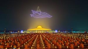 วัดพระธรรมกายจัดใหญ่ ใช้โดรน 500 ลำแทนจุดพลุลดมลพิษ ส่งท้ายธรรมยาตราปีที่ 14