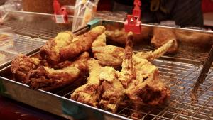 (ชมคลิป) รู้จัก ร้านดังงานแฟร์  "ขาหมูทอดหางหมูทอดนครปฐม" ขายยังไงวันละเกือบแสน