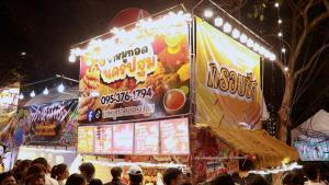 (ชมคลิป) รู้จัก ร้านดังงานแฟร์  "ขาหมูทอดหางหมูทอดนครปฐม" ขายยังไงวันละเกือบแสน