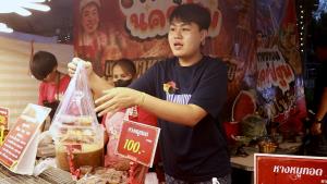 (ชมคลิป) รู้จัก ร้านดังงานแฟร์  "ขาหมูทอดหางหมูทอดนครปฐม" ขายยังไงวันละเกือบแสน