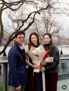ชัย - ปริม บูลกุล บินร่วมยินดีลูกสาวเรียนจบที่อังกฤษ