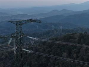เชื่อมสำเร็จ! สายส่ง 500 kV จากลาวสู่จีน เริ่มปล่อยไฟฟ้าเมษายน 69 นี้