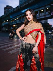 ยังได้อีก!! #ห่มสไบใส่ยีนส์ กูรูแฟชั่นชี้ เทรนด์นี้ยืดให้ “ขายได้” ระดับโลก [มีคลิป]