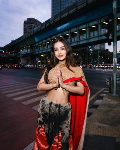 ยังได้อีก!! #ห่มสไบใส่ยีนส์ กูรูแฟชั่นชี้ เทรนด์นี้ยืดให้ “ขายได้” ระดับโลก [มีคลิป]