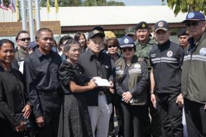 “พล.ท.ธนาธิป”พร้อมคณะ มอบอวน–บังเกอร์–ผ้าห่ม เสริมแกร่งฐานสู้ภัยโดรน ป้องกันชายแดนไทย–กัมพูชา ด้านจังหวัดสุรินทร์