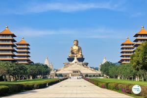 เจดีย์ที่เรียงรายด้านข้างลานพระใหญ่