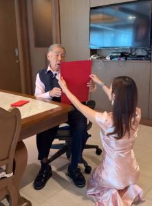 "มธุนาฏ ซอโสตถิกุล" ดาวไถคุณปู่กอบชัย จนต้องโดนเคาะหัว!