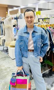 #ห่มสไบใส่ยีนส์ ดันเทรนด์ “ซอฟต์พาวเวอร์” แทบตาย สุดท้าย “ผ้าไทย-จีนทอ”!!? [มีคลิป]