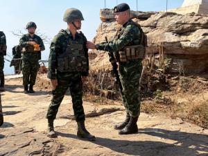 “ผู้พันภูมะเขือ” ประดับยศให้นักรบในสนามรบ ย้ำ เกียรติศักดิ์ศรีทหาร ชายแดนไทย–กัมพูชา “กองพันสิงห์ศึก กล้าหาญ เสียสละ จงรักภักดี”