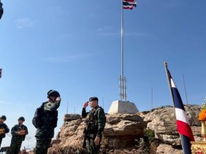 “ผู้พันภูมะเขือ” ประดับยศให้นักรบในสนามรบ ย้ำ เกียรติศักดิ์ศรีทหาร ชายแดนไทย–กัมพูชา “กองพันสิงห์ศึก กล้าหาญ เสียสละ จงรักภักดี”