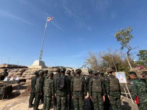 “ผู้พันภูมะเขือ” ประดับยศให้นักรบในสนามรบ ย้ำ เกียรติศักดิ์ศรีทหาร ชายแดนไทย–กัมพูชา “กองพันสิงห์ศึก กล้าหาญ เสียสละ จงรักภักดี”