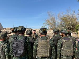 “ผู้พันภูมะเขือ” ประดับยศให้นักรบในสนามรบ ย้ำ เกียรติศักดิ์ศรีทหาร ชายแดนไทย–กัมพูชา “กองพันสิงห์ศึก กล้าหาญ เสียสละ จงรักภักดี”