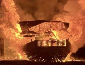 เพลิงกำลังเผาผลาญเรือใหญ่นากาย หรือไททานิคเมืองลาว แลนด์มาร์คสำคัญด้านการท่องเที่ยวของแขวงคำม่วน เมื่อเย็นวันที่ 19 กุมภาพันธ์ 2569