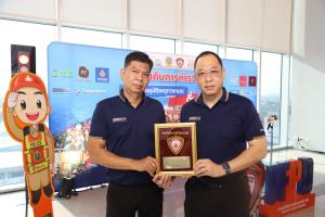 BEM ขึ้นรับมอบโล่ประกาศเกียรติคุณในโครงการสร้างสื่อรณรงค์ “เมาไม่ขับ”