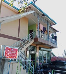 ห้องเช่าแห่งหนึ่งในเมืองพะยาโต่งซู ที่ขึ้นป้ายรับสอนภาษาจีน