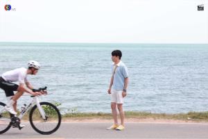 “มาสุ - ตี๋ ธนพล” ล้มจูบกันริมทะเล! เปิดฉากซีรีส์วาย “ปั่นไปให้ถึงรัก”