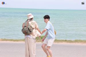 “มาสุ - ตี๋ ธนพล” ล้มจูบกันริมทะเล! เปิดฉากซีรีส์วาย “ปั่นไปให้ถึงรัก”