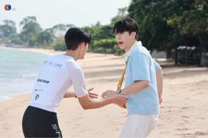 “มาสุ - ตี๋ ธนพล” ล้มจูบกันริมทะเล! เปิดฉากซีรีส์วาย “ปั่นไปให้ถึงรัก”