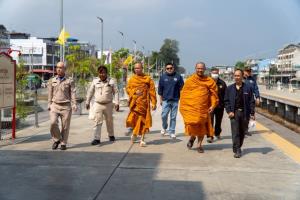 ชุดเฉพาะกิจ “ตำรวจพระ” บูรณาการฝ่ายปกครอง–สำนักพุทธฯ ตรวจเข้มพระเรี่ยรายเงิน สถานีรถไฟนครปฐม