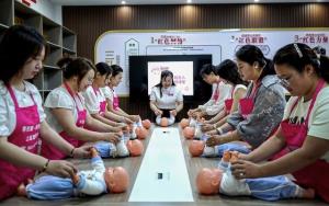 รัฐบาลจีนได้ออกมาตรการและกฎระเบียบมากมายเพื่อหยุดยั้งอัตราการเกิดที่ลดลงของจีน - ภาพ : เอเอฟพี