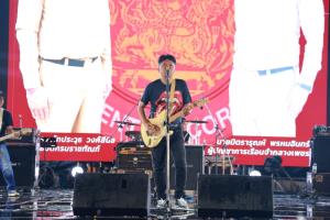 คนแน่นท่ามกลางสายฝน ชมคอนเสิร์ต “เสก โลโซ” เขย่าเวทีกลาง งานพระนครคีรี–เมืองเพชร ครั้งที่ 39 รักษาความปลอดภัยเข้ม