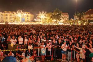คนแน่นท่ามกลางสายฝน ชมคอนเสิร์ต “เสก โลโซ” เขย่าเวทีกลาง งานพระนครคีรี–เมืองเพชร ครั้งที่ 39 รักษาความปลอดภัยเข้ม