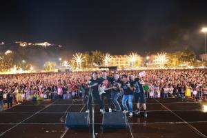 คนแน่นท่ามกลางสายฝน ชมคอนเสิร์ต “เสก โลโซ” เขย่าเวทีกลาง งานพระนครคีรี–เมืองเพชร ครั้งที่ 39 รักษาความปลอดภัยเข้ม