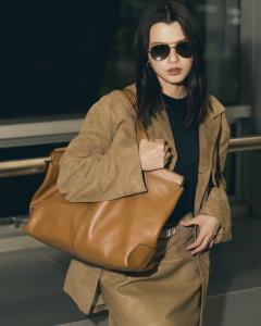 แอร์พอร์ตลุคของ เบคกี้-รีเบคก้า ในโททัลลุคจาก Tod's