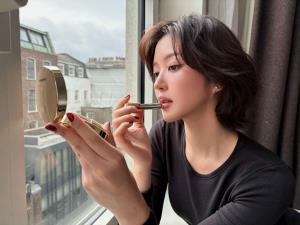 เผยบิวตี้ลุคของ จูเน่ เพลินพิชญา โกมลารชุน ในงาน Burberry Winter 2026