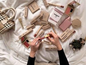 เผยบิวตี้ลุคของ จูเน่ เพลินพิชญา โกมลารชุน ในงาน Burberry Winter 2026
