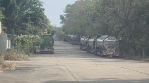 รถน้ำมันต้องจอดรอคำสั่งให้ส่งน้ำมันเข้าลาวได้หรือไม่ หลังกระทรงพลังงานระงับการส่งออก