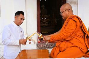 ผู้ว่าฯ ลพบุรี นำพุทธศาสนิกชนทำบุญตักบาตร–เวียนเทียน วันมาฆบูชา น้อมหลักโอวาทปาติโมกข์สู่การดำเนินชีวิต