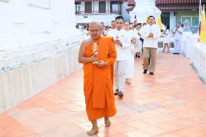 ผู้ว่าฯ ลพบุรี นำพุทธศาสนิกชนทำบุญตักบาตร–เวียนเทียน วันมาฆบูชา น้อมหลักโอวาทปาติโมกข์สู่การดำเนินชีวิต