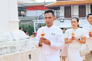 ผู้ว่าฯ ลพบุรี นำพุทธศาสนิกชนทำบุญตักบาตร–เวียนเทียน วันมาฆบูชา น้อมหลักโอวาทปาติโมกข์สู่การดำเนินชีวิต