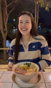 เอ็นดู! เจี๊ยบ พิจิตตรา สั่งชาบูร้านตัวเองเป็นหม้อ แต่ได้มาชามเดียวแบบพร้อมทาน จน บอย ออกปากแซว “พนักงานรู้ศักยภาพ!” กลัวลวกเองแล้วไม่ได้กลับบ้าน