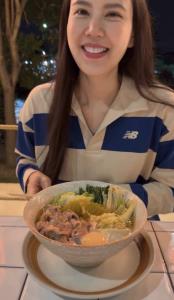 เอ็นดู! เจี๊ยบ พิจิตตรา สั่งชาบูร้านตัวเองเป็นหม้อ แต่ได้มาชามเดียวแบบพร้อมทาน จน บอย ออกปากแซว “พนักงานรู้ศักยภาพ!” กลัวลวกเองแล้วไม่ได้กลับบ้าน