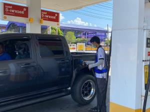ชาวนราธิวาสต่างออกมาเติมน้ำมันหลังมีกระแสข่าวราคาจะปรับขึ้น