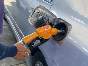 ชาวนราธิวาสต่างออกมาเติมน้ำมันหลังมีกระแสข่าวราคาจะปรับขึ้น